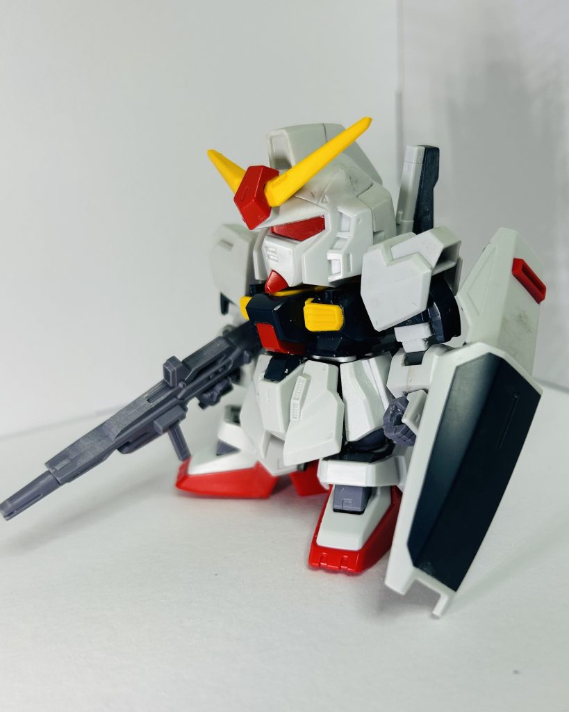 制作です。今回もなんと途中写真アリです(見やすいとは言ってない)。HGUCとのニコイチであることが一番わかりやすい(?)写真かと。具体的には、頭、胴体、二の腕、前腕がSD。あとそれ以外の肩、下半身、手、武器、バックパックがHGUC。