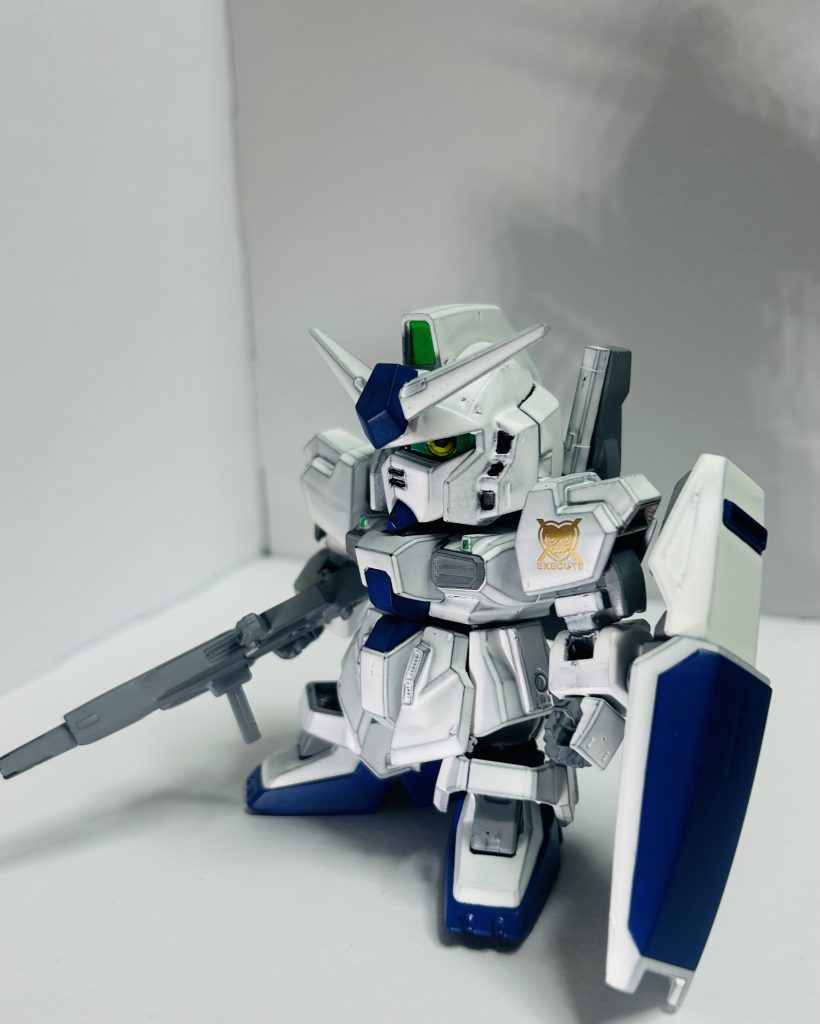 お前は次に、『アンタ、一体どんだけマークトゥーを作ってんだ？』と言う。冗談はさておき、今回はSDのマークトゥーです。SD……僕自身SDから入ったSDの民だったのですが、今までずっとSDは素組しかしない勢だったのですよ。今回、それは脱却したいな、って。で、形状自体は通常のマークトゥーなのですが、名前としてはmk-Ⅱ新芽[アラタメ]としております。新芽とははじまりの象徴であり再生の象徴です。はじめてSDを塗装アリで仕上げた、HGと組み合わせて再生融合的に作ったと言う意味があります。また、新芽をアラタメと読むことで、改め、つまりは改を意味しています。更にはアラタメを新た眼と書くことでキットにない瞳を入れましたよ……となんか大喜利めいてきた……。