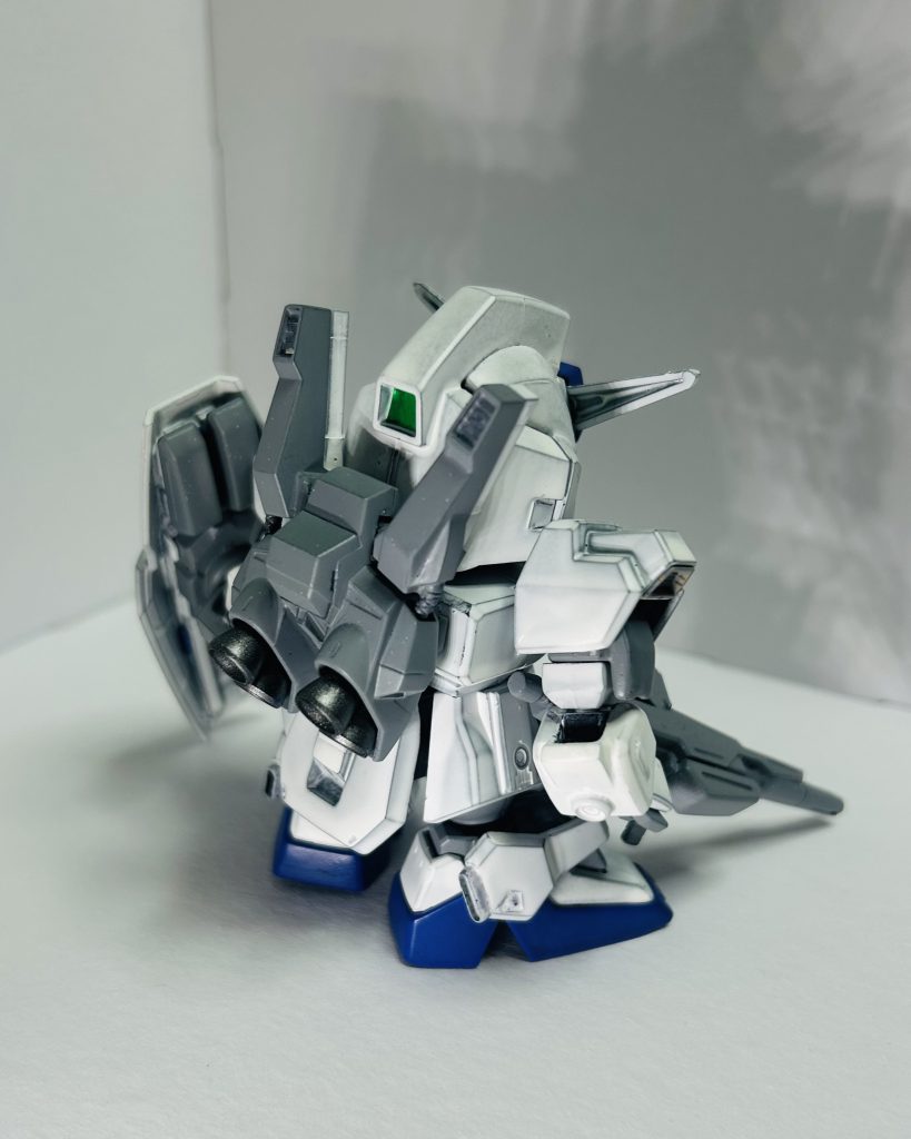 使用キットとしてはBB戦士227のスーパーガンダムです。Gジェネが出たぐらいのキットで、その頃特有の出来の良さが際立ったキットです。ぶっちゃけ最近のSDEXのヤツより(スタイル的な意味で)好み。まぁ、実際は珠玉混合といった感じで、結構な割合でパッケージを変えた旧キットの再販版がチラホラあった覚え。このスーパーガンダムは新規造形(と言っても20年選手)で良い感じ。それをHGと組み合わせて理想の体型のSDにしたのが今回です。なのでコンセプトは「理想のSD」と言う何の捻りもないシンプルなものです。まぁ、キット付属のGディフェンサーは色塗って無いし、そもそもバックパック変更の煽りで改造なしでの取り付けができなくなったけど……。