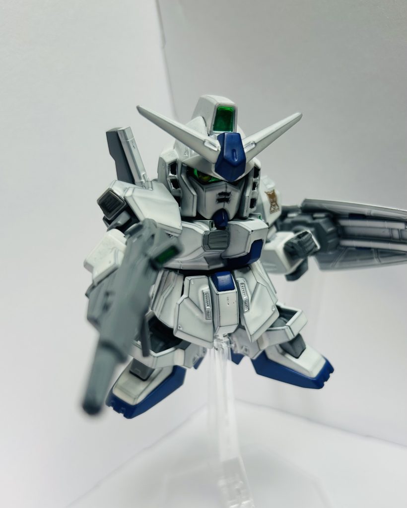 ガンダムmk-Ⅱ・新芽[アラタメ]見た目こそは通常のSDのガンダムmk-Ⅱであるが、その実、中身をカリカリのチューンを施したものが当機体である。GBNにおいて、SDとは小回りこそ効くものの火力に乏しく、上位になればなるほどそれ一本では厳しいものとなる。それを証拠にSDでランキングに名を残すものはほぼいない。その状況を憂いたとあるビルダーは言う「そんならボクが(練習を兼ねて)作ってやろうじゃんか！」と。そして完成したのが当機体である。通常のSDを上回る火力と通常のHGを上回る機動性の両立……相反する要素を詰め込んだ当機体に対し、ビルダーは明後日の方を向いて言う。「まぁ、逆に言ったらHG以下の火力にSD以下の機動性なんだけどネ」ダメじゃん！とギルドメンバーから総ツッコミされたのはまた別のお話。