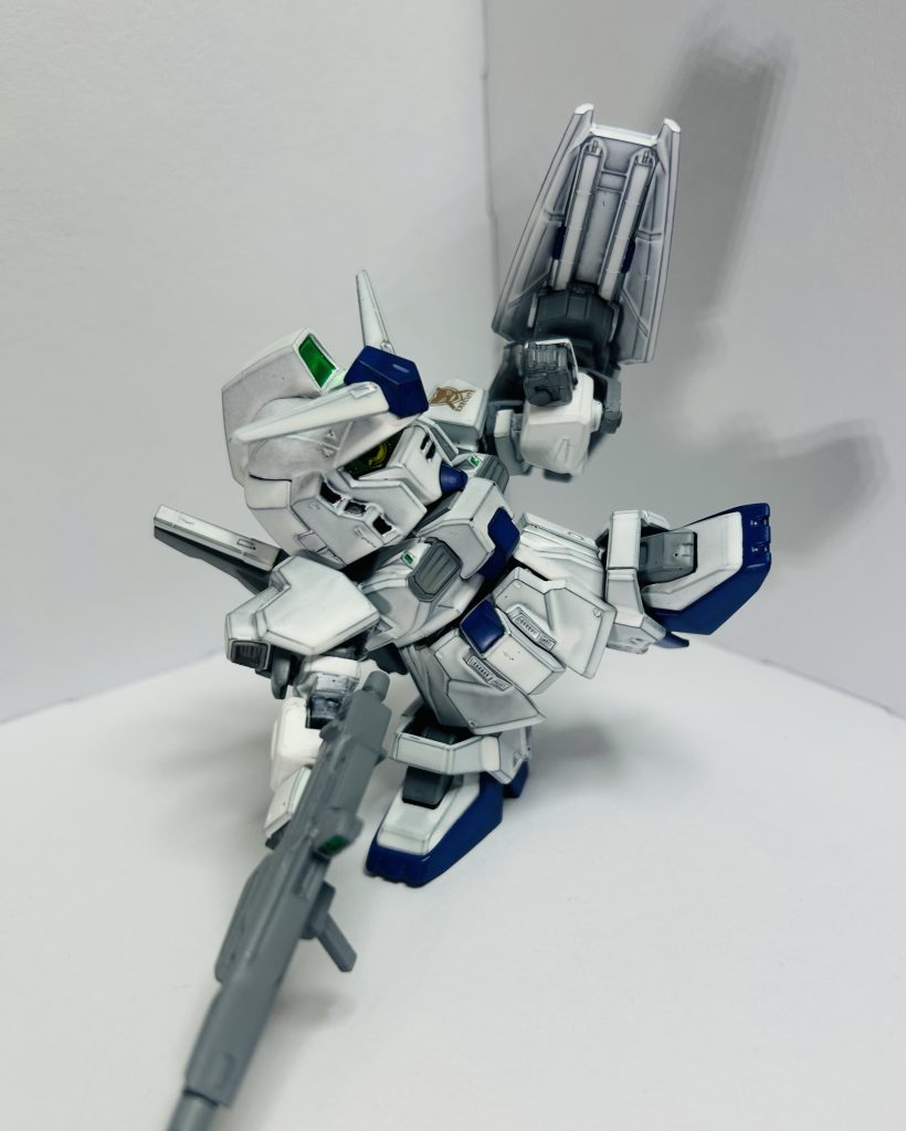 通常武装こそはHGの物を使えるように流用。格闘戦は可動範囲、リーチ的な意味で不得手かと取られるが、最低限の可動は確保されており、小ささを生かして文字通り懐に潜り込みやすい為、寧ろ得意である部類である。文字通り蹴りを放つことも容易だ。