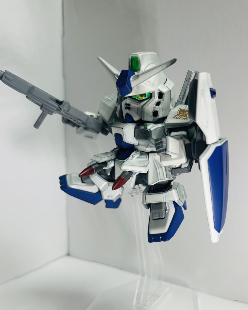 腰のフロントアーマーには隠し武器のミサイルポッドを装備。元祖SDのギミック的なものをイメージ。射角はほぼ正面に限られるものの見た目よりは使い勝手は良い。