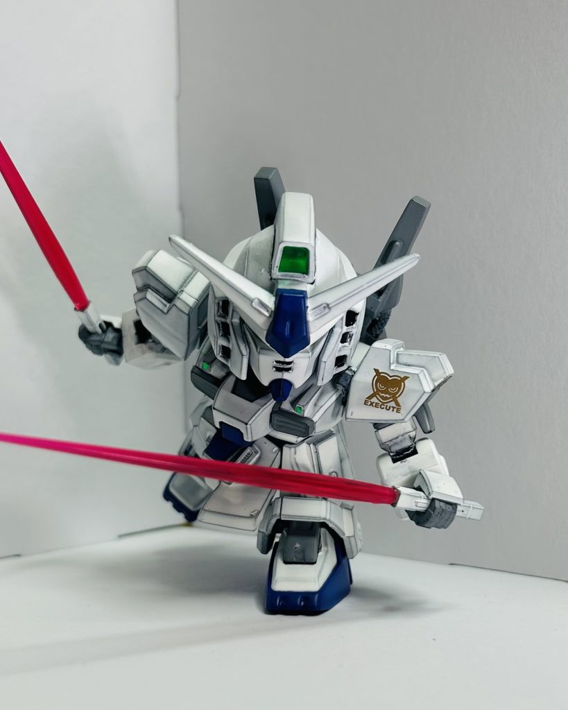 個人的なSDの頭身のこだわり。SDガンダムとはカッコ良すぎてはならず可愛らしさが無ければならない、と言うのが持論です。頭身で言うならば2.5頭身ぐらいが一番カッコ良さと愛らしさを両立出来るかと。あと、SDには瞳が必要なのです。SDは操縦する乗り物なんかじゃなくて、あくまで意思のあるキャラクターの一種と捉えているためです。写真としては下半身をHGUCのものに変えた事で可動範囲のアピールと、SD体型の低重心化によるバランスの取りやすさのアピール。