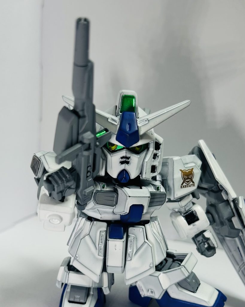 カラーリングは黒立ち上げで。メインの白はマットホワイト。サブにブルーバイオレット、関節等にミディアムグレイ。バーニアにはライトガンメタル。カラーリングのモチーフとしては旧キット1/144のガンダムmk-Ⅱ……それに差し色を付け加えた感じです。デカールは肩のエンブレム、過去作ガンダムブロンテスとの関連作だから似たものを使用。同じデザインじゃない理由は……丁度いい大きさの同じデザインのを切らしてしまったから、とか口が裂けても言えない。あとはアイデカールはキット付属のシールの上から100金で手に入れたドール用のモノを試しで使用、……ちょっと発色悪いと言うか下地がスケスケな感じ。いや、水分を含ませるとすぐに貼れるようになるのはある意味利点っちゃ利点か?