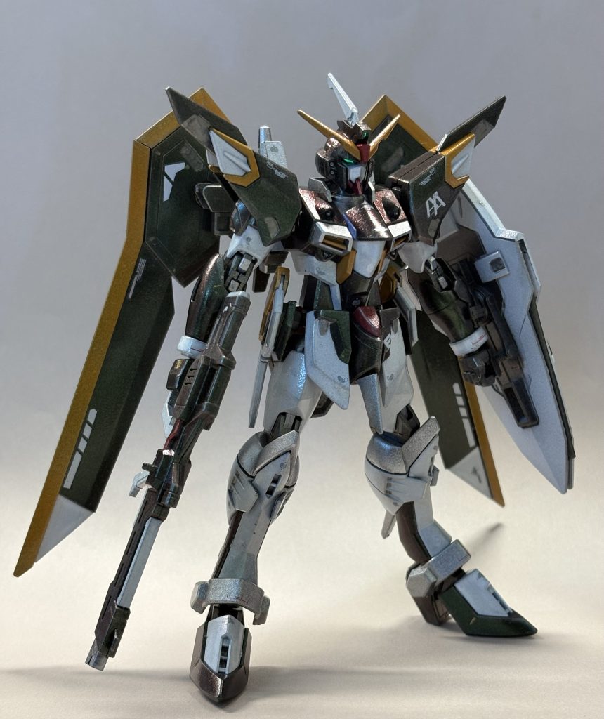 後述しますが、金属感を持たせたいというのが今回のテーマでした。黒：ミッドナイトブルー白：ホワイトとグランプリホワイト（あまり違いが出てませんが）オレンジ：後述の下地の上にさらにゴールド塗ってイエローオレンジ赤：メタリックレッド銀：シルバー関節など：赤鉄色とシルバー水色：スミレ色眼はクリアパーツのままで周りをエナメルのフラットブラックで塗ってあります。（UVでよく光りますね）デカールはMGEXストフリのあまりと有り合わせです。ステラパールホワイトでコートしてウェザリングマスターのチタンで化粧してさらに光沢クリアーでコートしました。