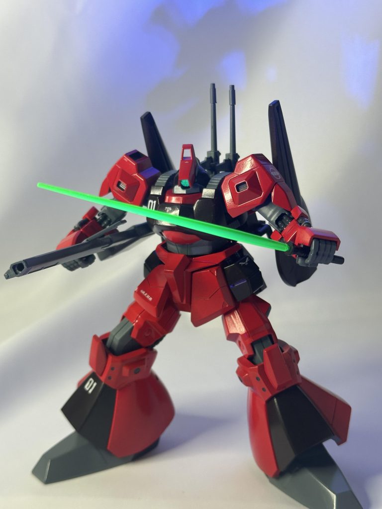 モノアイ、サーベル部分は蛍光塗料で塗装