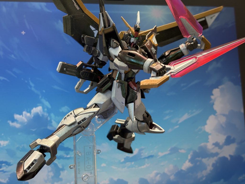 飛行形態用の頭部カバーをバッサリ捨てて羽を大きく広げられるようにしました。あとはトサカ？を寝かせてます。取るか残すか迷ったんですが、ジャスティスの象徴でもあるので残すことに