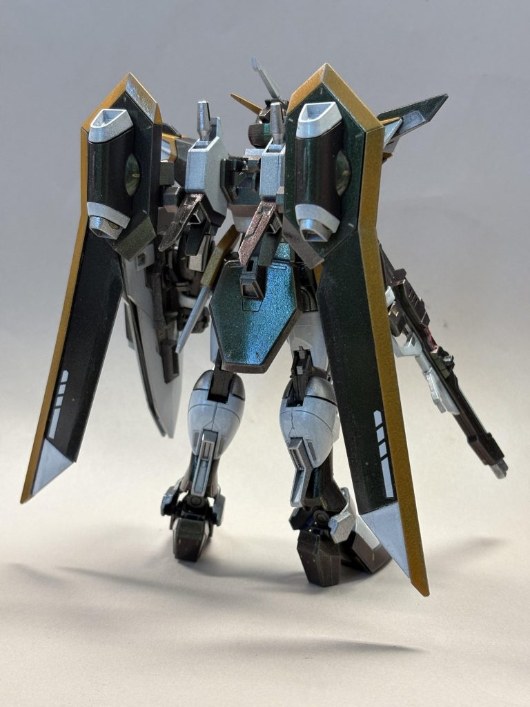 防災頭巾？をとっぱらったので、ついでにリアスカートによくぶつかっているバックパックのスラスター付近の羽も外側に張り出すように付けました。