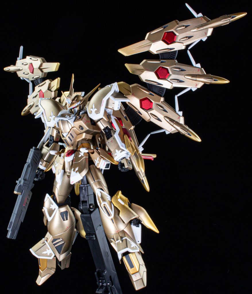 シナンジュのパーツもポン付けし、足元にボリュームを持たせています。