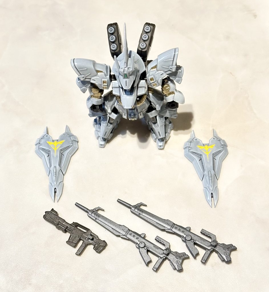 シールドとライフルは2セットあります。シールドのエングレービングは塗装が面倒だったので、削ってガンダムデカール貼ってます。