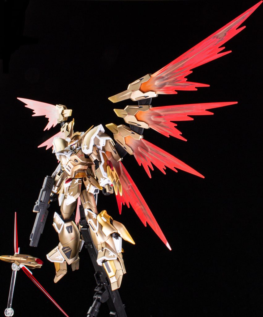 標準のカラーリングを反転させて塗装してみました。ゴールドはブライトゴールドをベースに塗装しています。