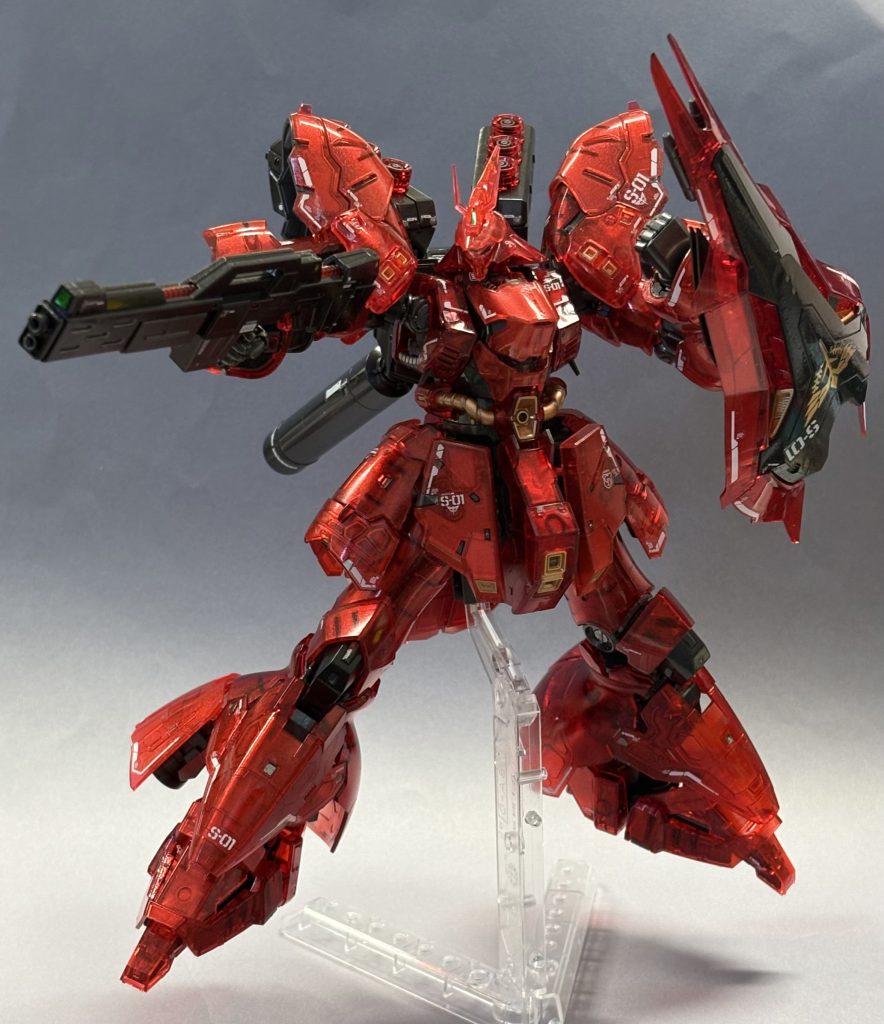 付属のメタリックシールは全部貼っています。残りは水転写デカールで。ランナー塗装、マーカーで部分塗装、最後は光沢クリアーです。クリアパーツは裏地控えめ、クリアーレッドも控えめのなんちゃってメカニカルコアメッキ風です。