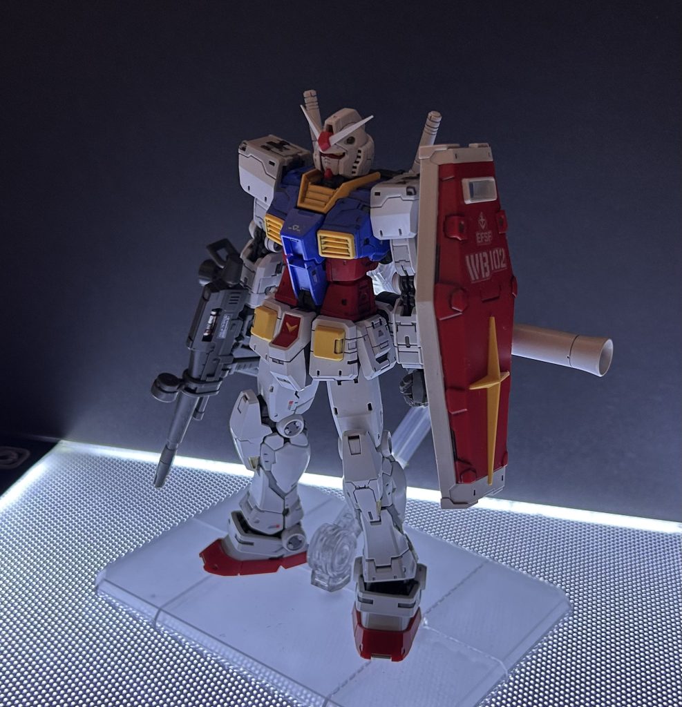 何もせずガンダムマーカー墨入れペンとスラスターを部分塗装したぐらいでこの完成度