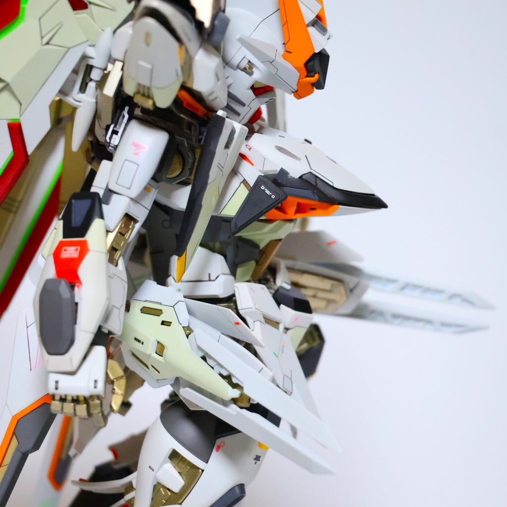 腰にはヴェスバーを採用!クスフィアスレール砲でなく、あえて試作型としての可変速ビームライフル砲を装備しています。