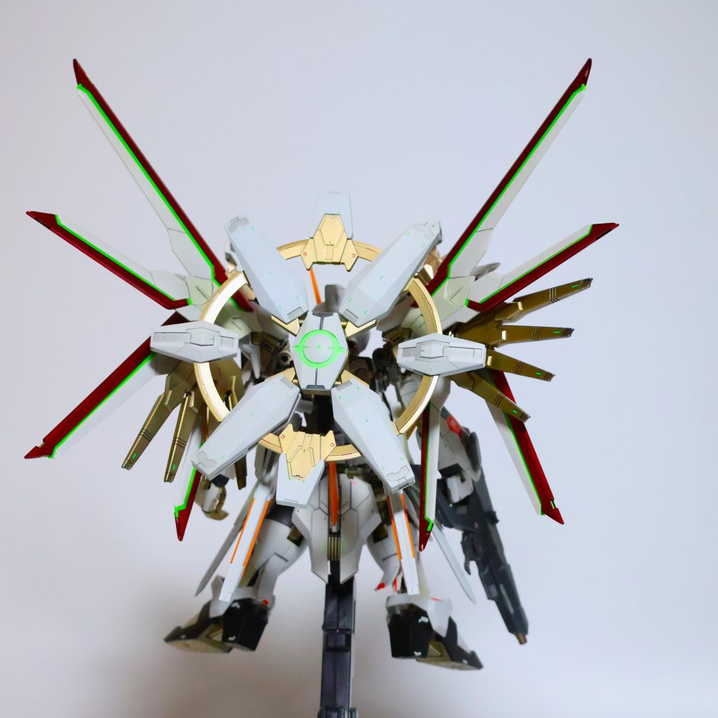 オリジナルのストライカーパック、ジャッジメントストライカー。円形をしているのが特徴で、攻撃機構は持たないが光を吸収しエネルギーに変換することで場所は選ぶが半永久的に動き続けることができるとんでもない装備。機体制御システムも搭載してあるため、SEEDシステム中の無理な動きを可能としている。