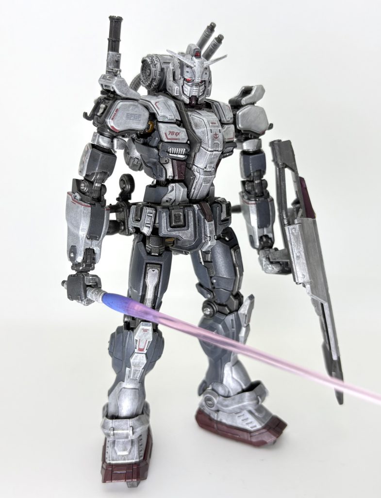 ビームサーベルに持ち替えました。ツインアイは付属のシールを片目ずつ切り取って貼りました。