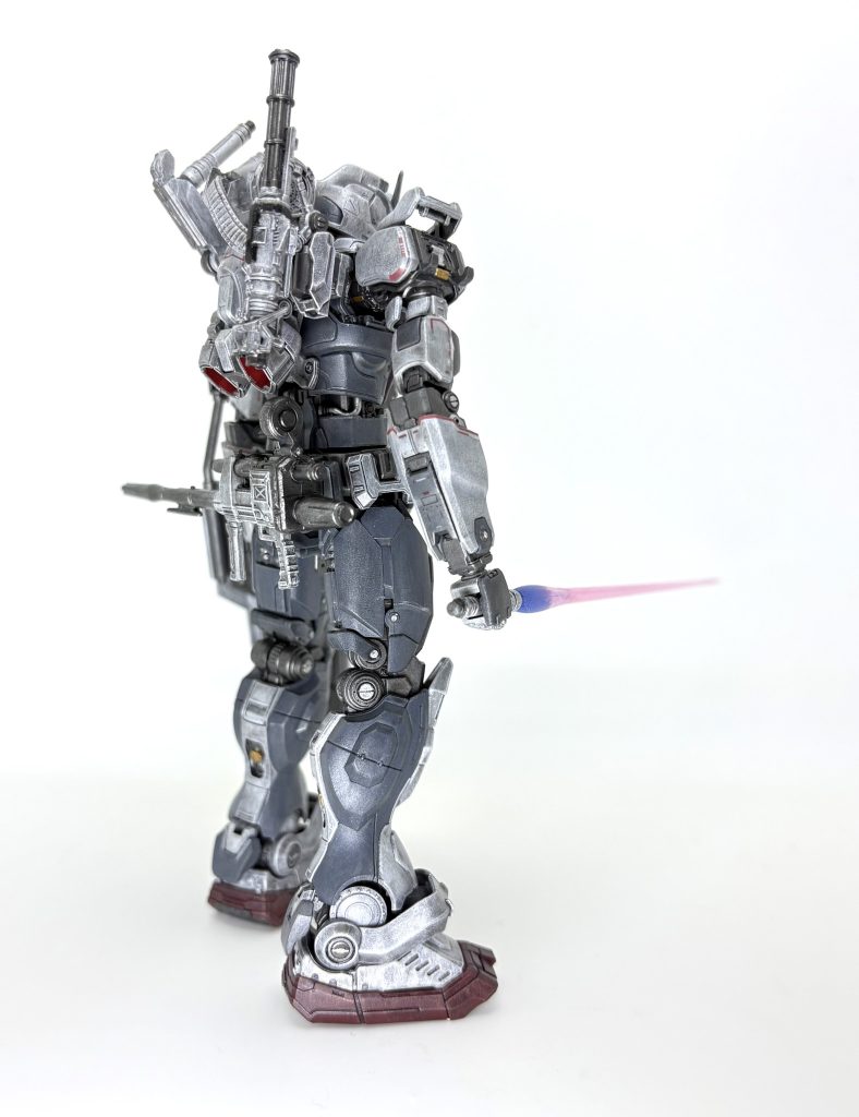 こちらは斜め後ろから。細かなポイントですが、脇腹から見えるパイプのようなモールドなんかも塗り分けるといい感じ。