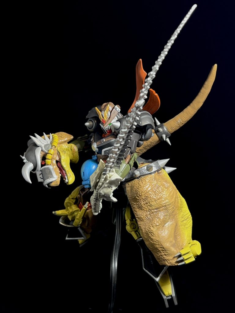 必殺剣を構えて...決め!ここ数年、コアガンダムばかりを作ってきましたが、新しいコンセプトとして「ガンプラ以外との合体」「生物との合体」を試してみたく、この作品を制作しました。プラノサウルスシリーズ自体はバンダイ製なので改造もしやすかったのですが、難しかったのは塗装でした。今後はもっと生傷を増やすだとか、濃淡、陰影にメリハリをつけてよりナマモノっぽい表現を目指したいと思います。最後までご覧いただき、誠にありがとうございました!