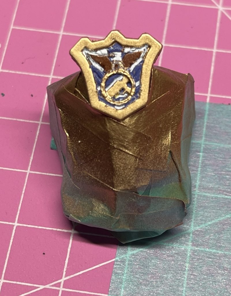 頭のエンブレム。最初はエナメル拭き取りでやったんですが、うまく行かずマスキングで塗り分けをやってみました。出来は良くないですがやってみて出来ないこともないかなという印象。あとは回数を重ねて精度を上げていけば、もうちょっとマシにはなるかなと。