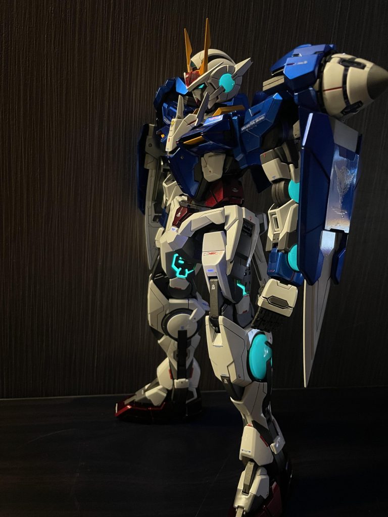 クリアパーツは蛍光塗料で発光するよう塗装しました。