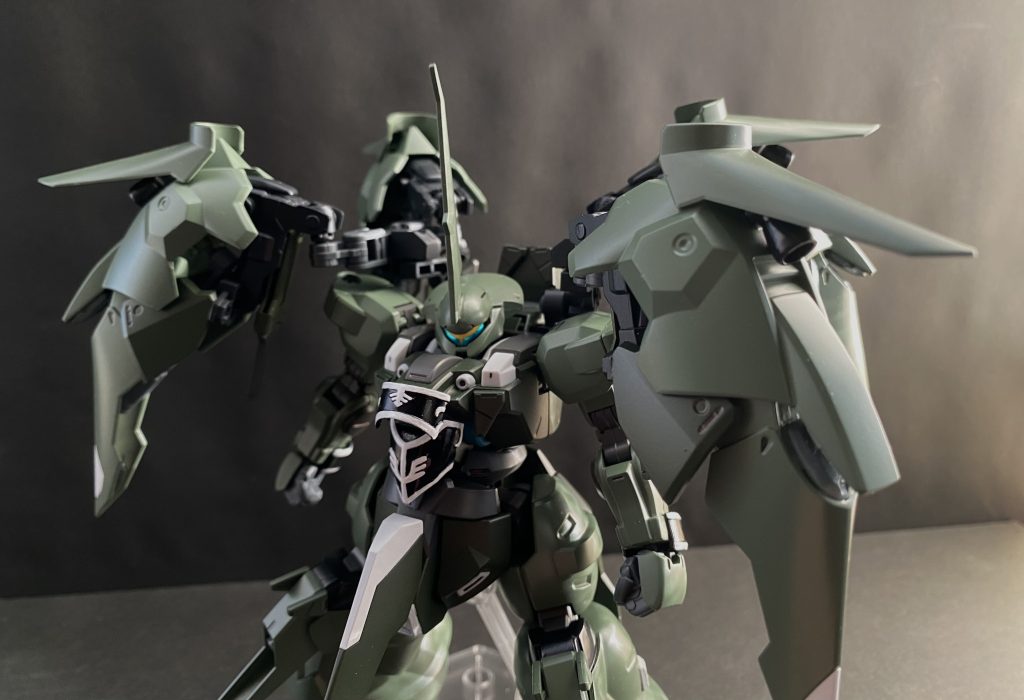 　夕焼けが眩しい。穏やかな時間、この時間が好きだ。学園敷地内の並木道。その木々の間から漏れる夕焼けの色が…。自分が今、宿舎にしている地球寮へと続く並木道を歩くマリィ。彼女は、夕焼けに染まった道の先にいる一人の少女を見つける。…車椅子に乗った赤毛の少女、夕焼けと同じ色だ。そう思いながら彼女は近づいていく。…確か、彼女は地球寮の生徒、それも、あの…。　近づくにつれその少女は、時折、「ほっ」だの「はっ」だの言いながら自らの腕で車椅子の車輪を回しているのが見て取れる。…彼女の車椅子はモーター駆動のはず、この先は軽く上り坂になる、故障したのだろうか…。互いに声が聞こえる距離まで近づくと、遠慮がちにマリィは声を掛ける。「…スレッタ･マーキュリー。どうした、モーターの故障か…」　マリィが近づいてきたことに気が付かなかったのだろう。おわぁ、などと驚きながら振り向いた彼女は、逆光で見えないマリィの顔を見上げて、違うんですこれは、などと言いながら続ける。「これは、ミオリネさんが、車椅子に乗ってる間もだらけないで、鍛えなさいって。…そうすれば、リハビリの時、楽になるからって」　そう言って彼女は、腕をぐっと曲げ、小さなちからこぶをつくって見せると。「…だから、一日の半分、移動の時とかはモーターを切って、自分で動いているんです。…ほら、筋力もだいぶ戻ってきたんですよ」　そう言って見せる笑顔が眩しい。彼女のことは、地球寮の生徒らから聞いている。クワイエット･ゼロ事件。…ガンダムのこと。マリィは眩しそうに彼女の笑顔を見つめる。彼女は、強化人士であるマリィからしてみれば、GUND-ARM技術の呪縛を乗り越えた人だと思っている。…まあ、そう思っているのは自分だけなのかもしれないが。それでも。自分もそうありたいと願う。憎んでいたガンダムを。強化人士の自分を。それでも。この呪縛を乗り越えたい。と、彼女は自分の望むべき先にいる人だ。「よし、押すぞ。捕まっていろ、スレッタ･マーキュリー」　難しい顔をしていたのだろう。どうしたんですか。と、下から見上げてくる蒼い瞳に気付く、動揺した顔を見られたくなく、そう言ってするりと車椅子の後ろまわると、何か起きたのか分からず慌てるスレッタをよそに、ぐんぐんと車椅子を押していく。　夕焼けに染まった道。たくさん話をした。楽しい話。互いに面白くなかった時の愚痴を言い合い。そして、笑った。地球寮が見えてきたあたりで、マリィに振り向くとスレッタは言う。「私、マリィさんのこと。もっと怖い人だと思ってました」　マリィを見上げるスレッタ。どう答えたらいいのか分からないマリィに、スレッタは続ける。「…そうだ。マリィさん、好きな食べ物はなんですか？」　食べたいものとか。スレッタは言う。「…食べたい…もの」　そうです、食べたいものです。そう言う、真っ直ぐな蒼い瞳。「…‥アイス、クリーム」「わあ、じゃあ、今度、皆んなで食べに行きましょう」　辺りも暗くなり始め、うっすらと見えてきた星空の下。彼女達の笑う声が響く。