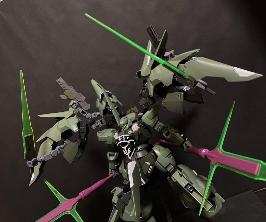 　地球寮内で行われている株式会社ガンダムの社内会議。私は一社員として、その末席に座り、その様子を眺める。正直、パイロット科の私は、彼ら、彼女達の話に加わることが出来ない。それは隣の席のグラハム･エイカーも同じらしい、見れば、椅子に深く腰掛け腕組みをし、眼を伏せたままピクリとも動かない。まあ、私も彼も、雑用のようなことをやらせてもらっているのだから仕方ないとも言えるだろう。ただ、たまに良い案がないかと意見を聞いてくれるのがありがたい。　会議は粛々と進んでいく。積極的に意見を述べる者、冷静に鋭い意見を出す者、帳簿が表示されているであろう端末を見て頭を抱える者、机に突っ伏したまま賛成の意思表示として手を挙げる者、そんな中にあって、この空間、皆とともにいる事に、何か居心地の良さを感じるのだ。　そんな会議も終わり、方々へ散って行く面々を横目に、ミオリネに声をかける。どこか疲れた様子なのもある。何かを言いたそうな、そんな気がしたからか。「どうした、ミオリネ･レンブラン。…何か、問題でもあるのか」　私に声をかけられるとは思っていなかったのだろう。驚いた顔がこちらを見る。へぇ、わかるんだ。と、少し感心した様子のミオリネが言う。「ああ、言葉にいつもの自信が感じられなったように思えてな」　目を伏せるミオリネ。「…いや、すまない。無遠慮な言い方になってしまった」　かまわないわ。そう言ってミオリネは話し始める。いつの間にか、スレッタも隣に来ている。…新しく始めたい、試してみたいプロジェクトがあるのだと言う。それは中々の大事になるらしく、多くの企業のサポートが必要になるらしい。残念ながら私には分からないことが多かったが、上、つまりは「父親」から、反対されているのだと言う。なかなか承認が得られない、時期早々なのは分かっている。と彼女は言う。それでも。今がチャンスなのだと。それにかける彼女の熱意が伝わってくる。隣のスレッタも心配しながら話を聞いている。不意にミオリネは立ち上がると、顔を上げ、これからもう一度話してくる。そう言って背を向け行こうとする。そんなミオリネの背に私は言う、こう言ってみろ。と、「お父さん、…わがままを、許してくれますか」　と、一瞬の沈黙。ミオリネは目を丸くして私を見る。隣ではスレッタが、おお。と言いながら小さく手をぱちぱちと叩いている。私は続けて言う。…イチコロだ。と。「おお。イチコロっ」　隣のスレッタが再び、手をぱちぱちと叩く。…半ば呆れ顔のミオリネだったが、どうやら少し肩の力が抜けたようだ。ふと笑った顔に余裕が出てきたように見える。…それでいい。　こちらに背を向け、行こうとする彼女の背中に、私は再び声をかける。「それでも。と言い続けろ。自分を見失うな、…それが、お前の根っこだ」　足を止めるミオリネ。振り返りはしなかった。だが、その顔は、笑っている。…そう思った。