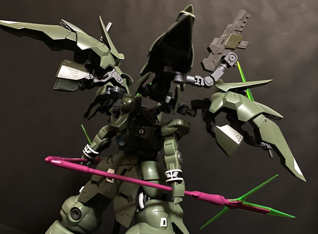 　ジェターク社の誇る高性能AIシステムによりフレキシブルに可動する四枚のバインダーは、ディランザの機動性能を倍以上に高めている、このバインダーに内蔵されたペイル社のブラストブースターは、ディランザに大気圏内における高速飛行性能を与えた。　バインダー内に武装を懸架し、「コラキ」、サブアームを内蔵、高出力ブースターとして機能し、これ自体がシールドとして高い防御性能を持つ。反面、この多機能なバインダーによりAIシステムのサポートがあって尚、非常に操縦の難しい機体になってしまった。　バインダー自体を本体から分離させ、それ自体を大型のドローン、スウォーム兵器として、攻撃及び、防御に使用することも可能。ただし、あくまで最終手段であり、「奥の手」と呼ばれるものだろう。また、ディランザの肩部の本来のシールド接続部も生きている為、「二枚羽」になることも可能だ。