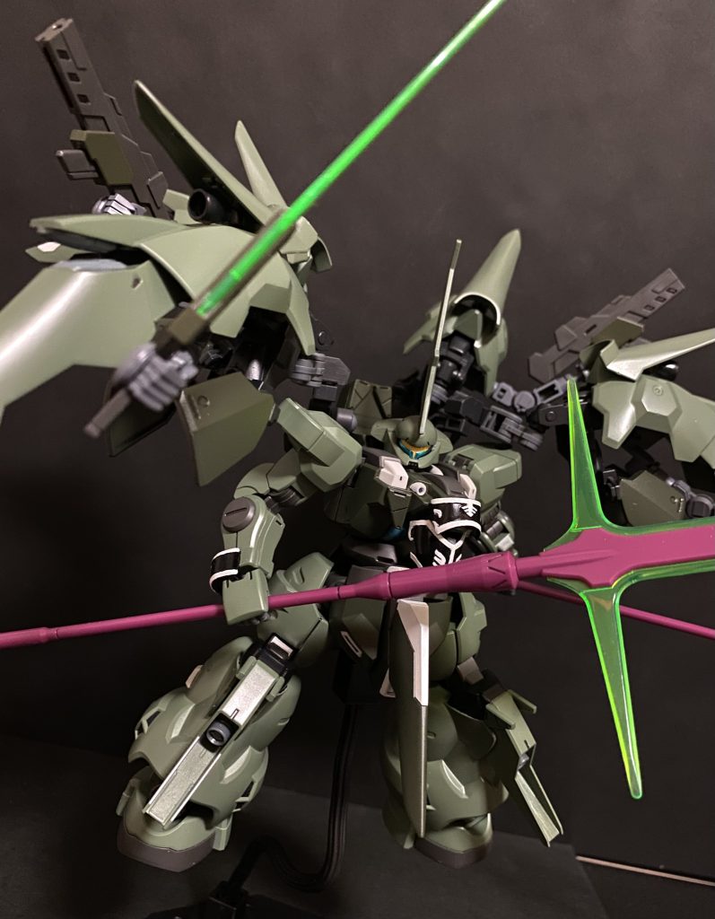 　ディランザにペイル社製のバインダーを装着する形で改修された本機、基本的にディランザ本体には手を加えられておらず、新たに装甲などが追加された程度である。基本スペックが高いであろうグエル専用機をベース機に使用した為か、四枚のバインダーの追加というハード面、強化人士であるマリィに合わせた機体の調整というソフト面、共にスムーズに行われたようだ。　基本武装は、ビームライフル×2、ビームトーチ×2、胸部ビームバルカン。「今回」のスサノオウとの決闘時において二本のビームパルチザンを装備していたが、これは近接攻撃主体の相手に合わせてのことであり、グエル機の予備を拝借しての出撃となっている。