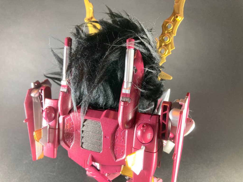 〜〜〜〜〜〜〜〜〜〜〜〜SDWヒーローズ規格のオリジナル武将を作りました。慶長五年・関ヶ原本戦での西軍方の事実上の総大将、石田治部少輔三成をモチーフとしています。頭部の特徴的な形状は石田三成所用伝来として有名な「乱髪天衝脇立兜」のイメージを再現して造型し、身体はSDW三国創傑伝・ヒーローズ系のパーツを用いてやや文官寄りな陣羽織風の智将感を意識して、あまり猛々しくならない程度の雰囲気で整えました。