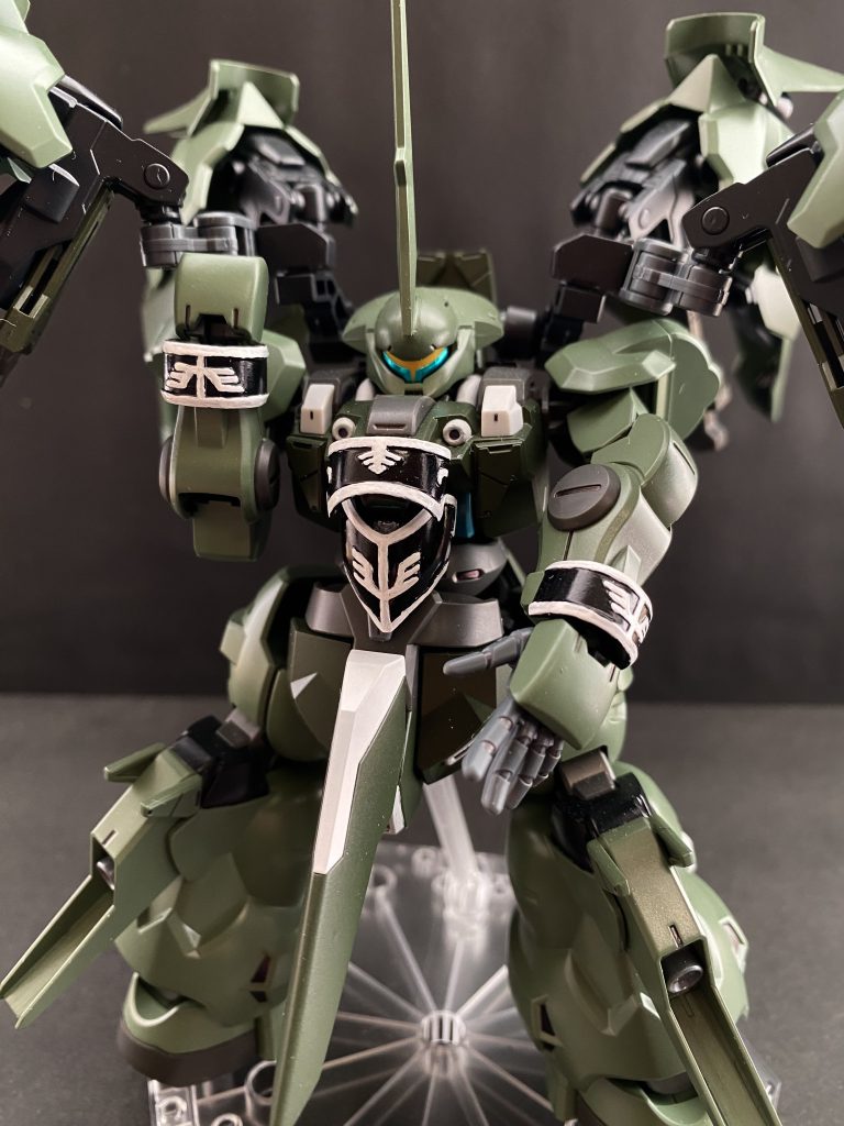 　「袖」。パイロットである、マリィ･クルス･ジンネマンが、どうしても。と付けたものである。どんな理由で、何の意味があるのか一切不明であり、本人に聞いても教えてくれない。ただ、分かるのは戦闘に対して何のアドバンテージもないということだけである。この装飾の為か、「袖付き」などとも呼ばれる。