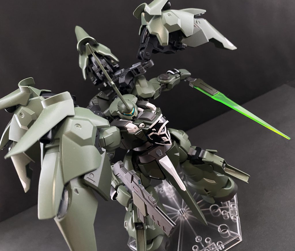 　数日後、地球寮内、上を下への大騒ぎの株式会社ガンダム。その中にマリィはいた。資料の入った箱の出し入れから、資料の作成、ミオリネらと共に他の企業との会議にも参加したりと忙しい。株式会社ガンダムの新しいプロジェクトが発足したのだ。以前、ミオリネに相談された件なのだろう。指示を出すミオリネの自信に溢れた声がそれを物語っている。あの後、廊下の向こうに消える、しっかりと背筋の伸びたミオリネの姿を思い出す。それでも。という彼女の熱意が伝わったのだろう。そうした中にあってマリィは思う。忙しい中で怒り、笑う、彼女達を見る。時間さえ輝いて見える、どんな絶望の中にも、希望は生まれる。彼女達は光だ。　日も暮れ、落ち着きを取り戻した寮内。騒がしかった日中と比べ、どこか緩んだ雰囲気の夕食後、部屋に戻るマリィに声をかける者がいる。ミオリネだ。振り返ったマリィに気付くと、あたりを気にするように小さく手を振って呼んでいる。　外のベンチに座る二人。見れば、ミオリネは小さな手さげの紙袋を持っている。「…ありがとう。…その、あんたの一声がなかったら」　説得出来なかったかも。少し照れくさそうな顔で、ミオリネは言う。そうして再び、ありがとう。と小さく言う。彼女は自分を見失わなかったのだ。言い続けた、それでも。と。マリィはミオリネを見つめる。…マリィに見つめられていることに気づいたミオリネは、バツの悪そうな顔をすると、内緒話をするように口の横に手を当てる。マリィは少しミオリネとの間を詰めると、顔を寄せ耳を貸す。「…心に、従え」　だってサ。そう言って照れくさそうに微笑む。が、恥ずかしかったのだろう。すぐに立ち上がり、持っていた紙袋をマリィに押し付けると、「アイスクリーム。溶ける前に食べなさいよね」　そう言ってさっさと行ってしまう。寮の中に入っていくミオリネを見届ける。小さな紙袋の中を覗き込むと、中にはカップのアイスクリーム、最近学園内で話題となっている、並ばないと買えない。と言うシロモノだ。抹茶ミントチョコチップ味ストロベリーソース掛け…。　マリィは空を見上げる。満天の星空。色とりどりの星は、纏まり帯のようになって夜空に広がる。まるで夜の虹のように。空を見上げてマリィは言う。「…イチコロ。だったか」　…この虹の彼方に、道は続いている。