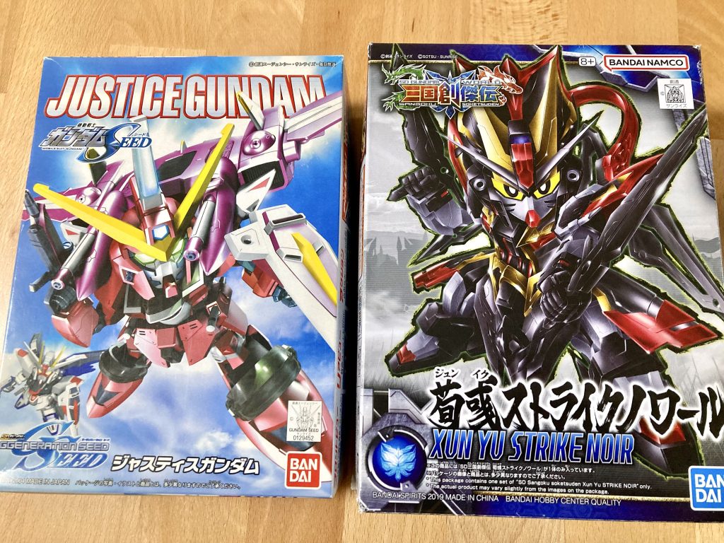 「BB戦士268 ジャスティスガンダム」から微調整の上で取り入れた背部の特徴的なリフター装備と、ピンクを基調としたカラーリング変更、かつジャスティスガンダム!と名乗る事で雰囲気を押し切っていますが実際の本体の形状はほぼ8割方SDW三国創傑伝「荀彧ストライクノワール」そのままとなっています。「曹操ウイングガンダム倚聖の装」より用いた前肩部の長く伸びた鎧の板状パーツが、荀彧の元々の肩形状とも相まって陣羽織風な雰囲気をかなり強調してくれました。