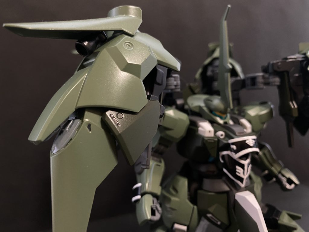 　コラキがちょっぴり見えている(グレーのパーツ)。バインダーの形を作るのは楽だったが、隠し腕を付けたくなり、バインダーの展開を考えたのが運の尽き。…同じ構造のジャンクパーツの集合体を四つ。パーツの厳選に苦労するのだ。…バインダーのサイズがもう一回り大きい方が、と思ってはいけない。ディランザグエル機のシールドを芯にすることを決めていたので、このくらいのバランスで良いのである。　ディランザ･カッティーヤ。…変な名前と思うでしょう。カッティヤ、khattiyaで検索してみて下さい。この名前である理由がわかります。　