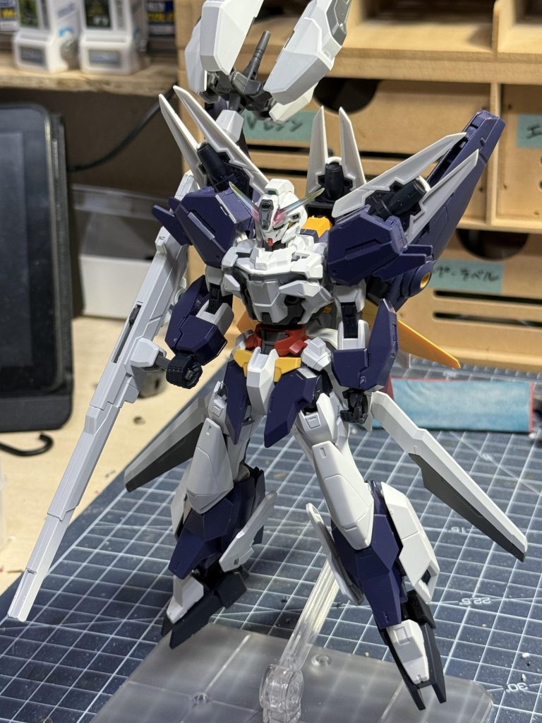 ▲製作中の写真その1コアガンダム系を触るのが実は初めてだったので、改造しつつ分離合体が実現できるかまったく手探りのスタートでした。