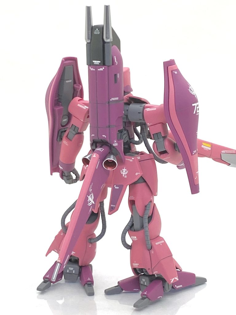 塗装は意外とパーツ分けされているのですが・・・二の腕やリアアーマーのパープルはパーツ分けされてないので塗りますがこのパープルはハーマン用の専用カラーに入っていて、どちらも持っていたから本当に良かったと思いました(笑)。成型色と全く同じ色合いなのでこれはありがたかったです。フレームの色のグレー1も成型色とほぼ同じ色で勿体ないから、装甲裏や腕関節なんかを細かく塗分けています。カザCは移動砲台や自走砲に近い運用と資料で見た事あったので、ナックル・バスターやビームガンにはメタリックで塗装しました。