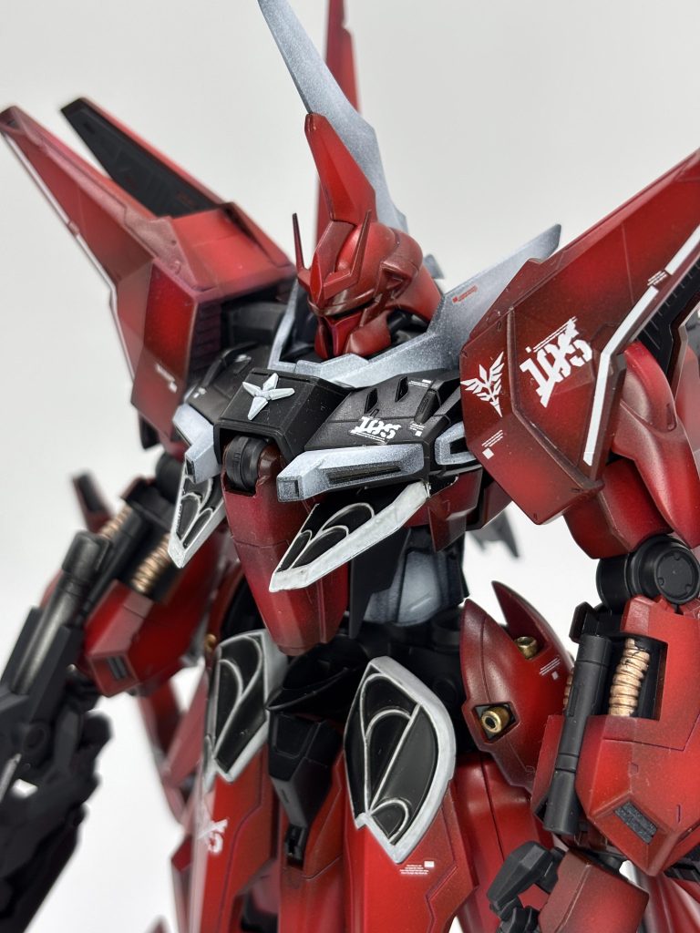 胴体は延長だけだと細すぎたので、ジャンクパーツ使って太めにあ、襟片方浮いてる……