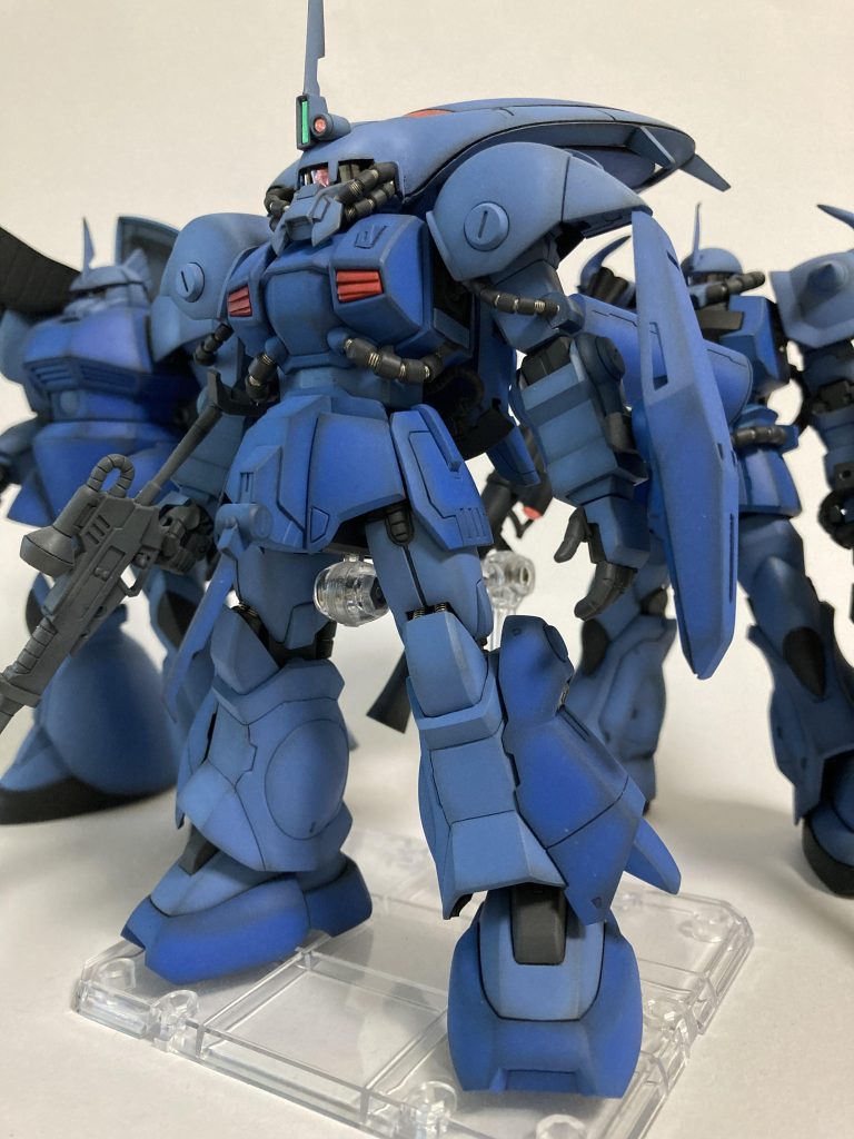 肩のスイング機構、背中タンクの可動化、パイプ類の作り直し等、結構手を入れています