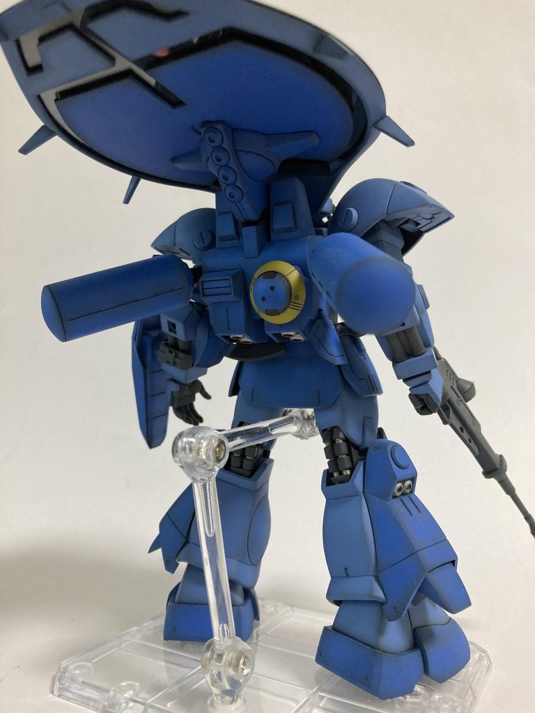 キットのままだとタンクが横一文字になるため、めちゃ邪魔くさいので可動軸を設けてました