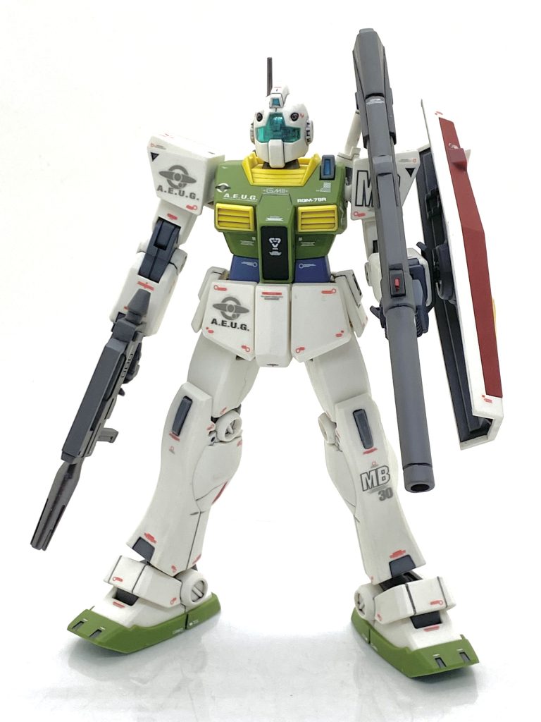 HGUC ジムⅡ(エゥーゴカラーVer.)を成型色仕上げ+αで作ってみました。今回もX上のイベントであります俺達のUC0083_0088用に作り、イベント内のイベントであるmoleジム隊用に作った物になります。そのイベントはジムⅡとジムⅢだけしか参加出来ず、HGのジムⅡは白と赤の標準塗装のティターンズ所属機とジムⅢはすでに作りましたので残っている物はHGのエゥーゴカラーかMGのジムⅡしか参加出来ません。普段から懇意にしてますmole様のイベントには出ない訳にはいけないので・・・正直、カラー違いでも同じ機体を作るのはあまり好きではないのですが奥からエゥーゴカラーのHGのジムⅡを引っ張り出してきて、準備を進める事にします。来年にメッサーラを作る予定があり「落ちろ、蚊トンボ!」ごっこがしたかったので(笑)、それ程弄らなくてもそこそこは弱そうに見えるエゥーゴカラーのジムⅡを作る事にしました・・・次の機体もあるから2週間弱で作らないといけませんが(汗)。