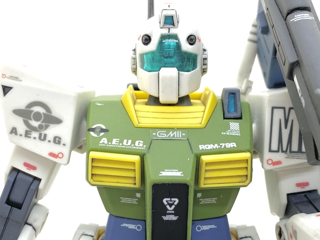 デカールはティターンズ版と同じくHGUCユニコーン用やMGジムⅡ付属、市販のコーションデカールの他、キットについていましたカッコいいマーキングシールもなるべく余白を切って貼りましたがティターンズ版に使った在庫が無い物もあるのでその辺りはなるべく似た様なデザインのを貼っています。