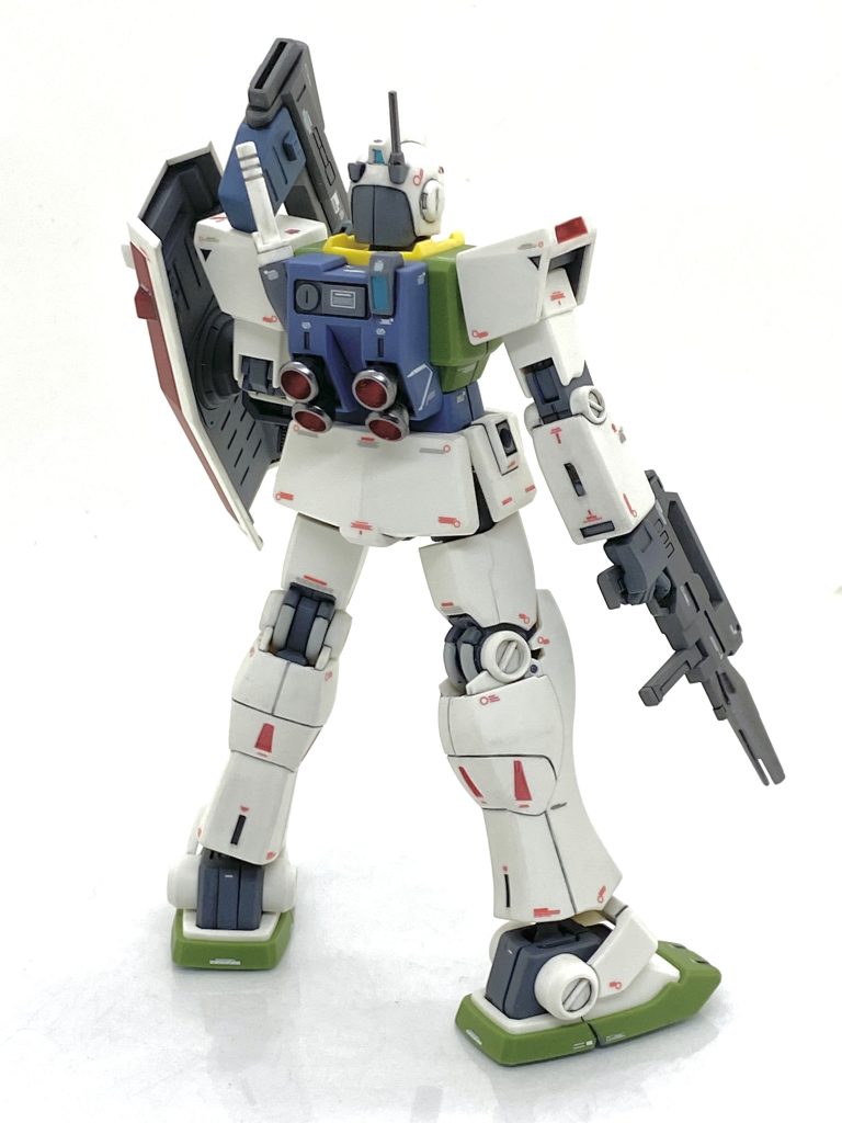 エゥーゴカラーの関節の成型色がミディアムブルーみたいな色でこれが嫌だったので塗膜の強いメカサフライトで全塗装しましたが・・・バックパックと腹部は違う色が欲しかったので成型色そのままにしました。基本的には塗分けもほぼ同じにしてありますがマスキングが面倒でしたからシールド裏は全体をメカサフで塗り、細かい凹凸モールドはなるべく筆塗りでメカサフライトを塗っています。イベントで他の方が力作揃いのジムⅡばかりで(笑)、凄いモールドや武装あるのも多数あり、自分は敢えてシンプルに塗り分けで勝負しました・・・実際はそこまでの腕が無いのが本音ですが(笑)。