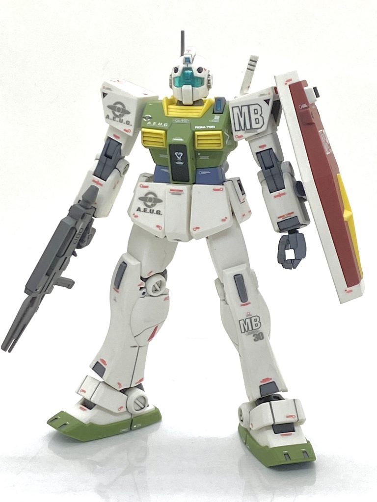 シンプルイズベストでもデカールだけは拘りました。劇中でライラにすぐに落とされたサラミス改級巡洋艦「モンブラン」所属機を再現したかったのでそのイニシャルであるMBにし、肩やシールドにカトキ風に貼りました。もう一つはジムⅡは型式番号が既存のジムの近代化改修機のRGM-79Rと新規製造された機体のRMS-179があり、反地球連邦組織のエゥーゴは資金が少ないでしょうから既存のジムの近代化改修機であるRGM-79Rを搔き集めるのが精いっぱいだと思うのでそのデカールを探すのですが・・・MGのティターンズ版にはRMS-179のデカールしかなく、部品請求ですぐにMGのエゥーゴ版のデカールを頼みました。来たのはイベント前々日で翌日にデカールを貼って、一時間位乾かしてすぐに艶消しクリアーを吹くという荒業をしました(笑)。幸いデカールは大丈夫でしたが最低でも一日はデカールは乾燥させた方がいいです・・・失敗したら悲しいので(汗)。