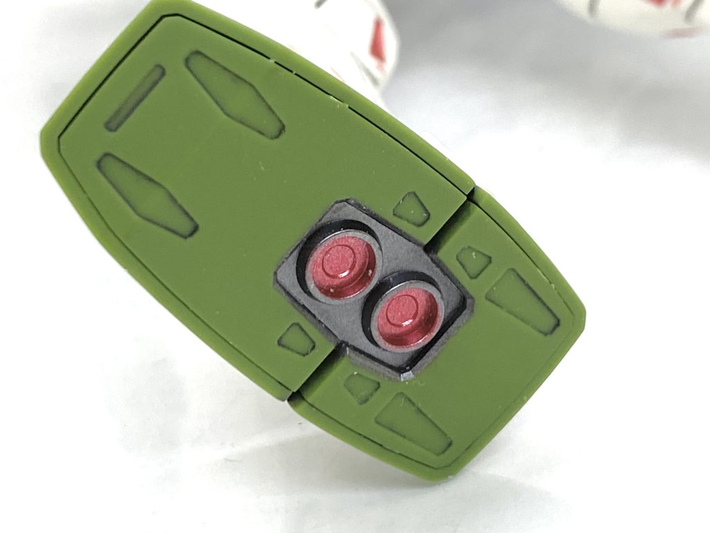 足裏もマスキングして塗分けてます。