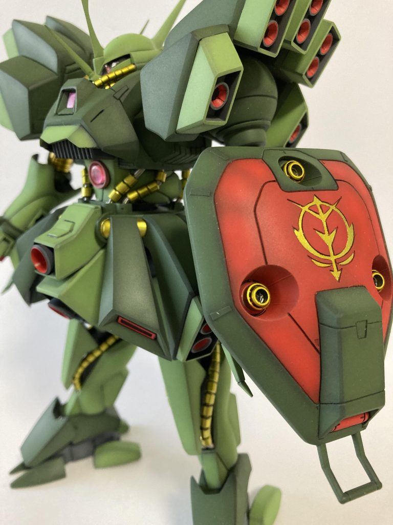 盾は幸いほとんど加工が必要ない出来ポリキャップを仕込み、射出口を作り直した程度です