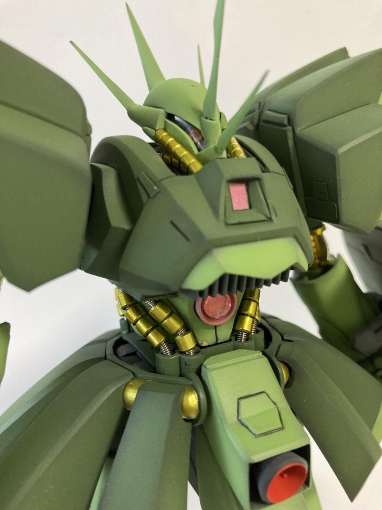 胸上のセンサーが大き過ぎるので、周囲を囲むパーツを自作して調整しました