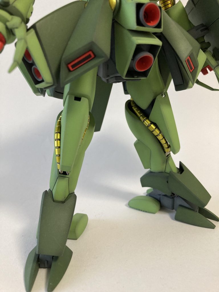 膝アーマーを切り出して別パーツ化し、パイプを仕込みました膝関節とポリキャップで接続しているので、膝アーマーは可動式です