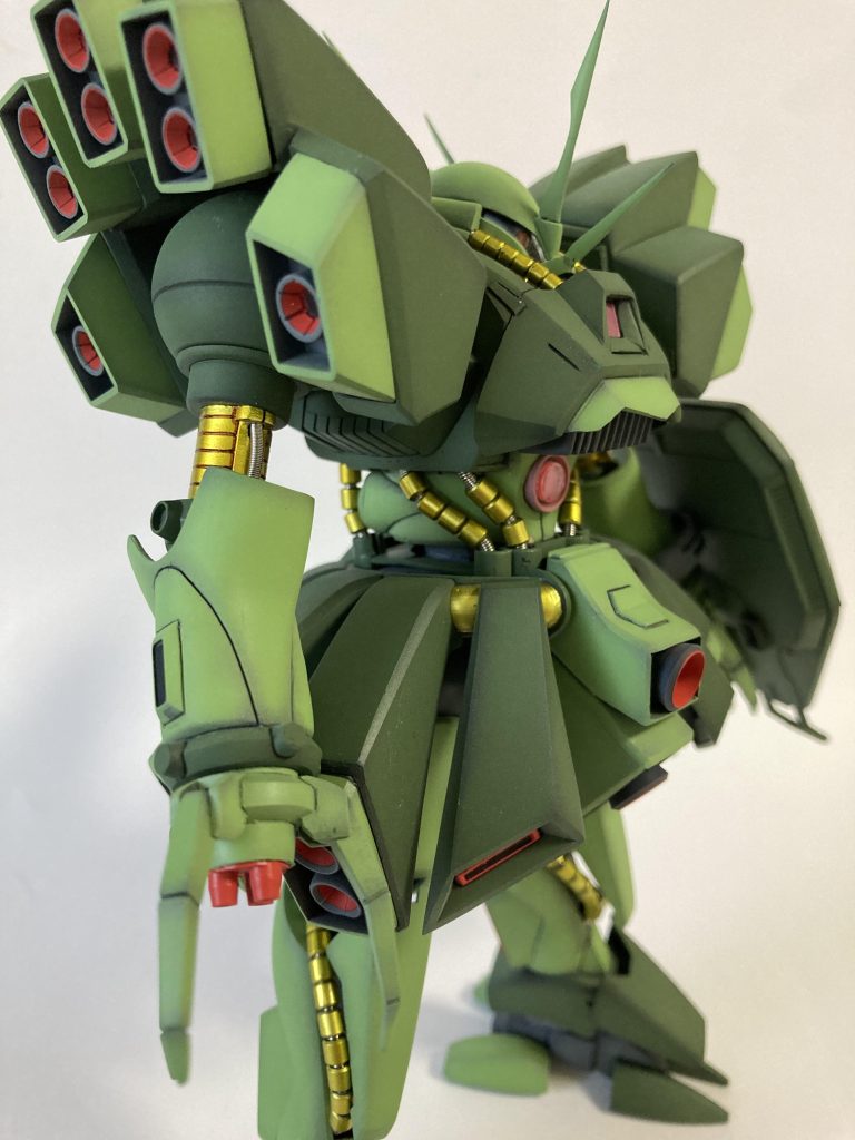 掌はほとんど作り直してます。キットのままだと爪の取付位置が…(当時の金型技術のせい?)