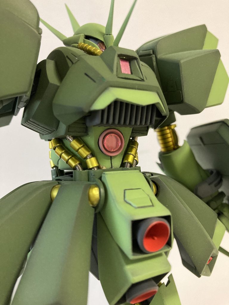 胸下のフィン状のパーツはプラ板から自作。キュベレイに似せています。腹のピンクの⭕️は何だかよく分からないのですが、REがクリアパーツだったためマネしました。なにかセンサー的なモノかな?って感じです。