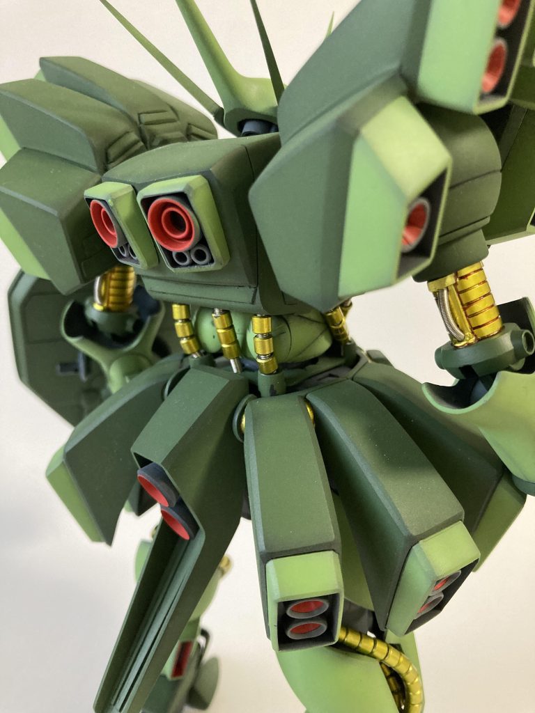 背中のメインスラスターはジャンクパーツから適当に作成しました(キットだと◼️の塗り潰しでイマイチな感じ)