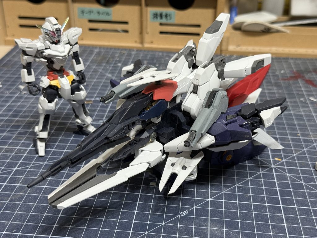 ▲製作中の写真その2なんとか分離状態まで形に出来た瞬間。しかしウラヌスアーマーが凄い事になってしまい途方に暮れているようにも見えるコアガンダムです。